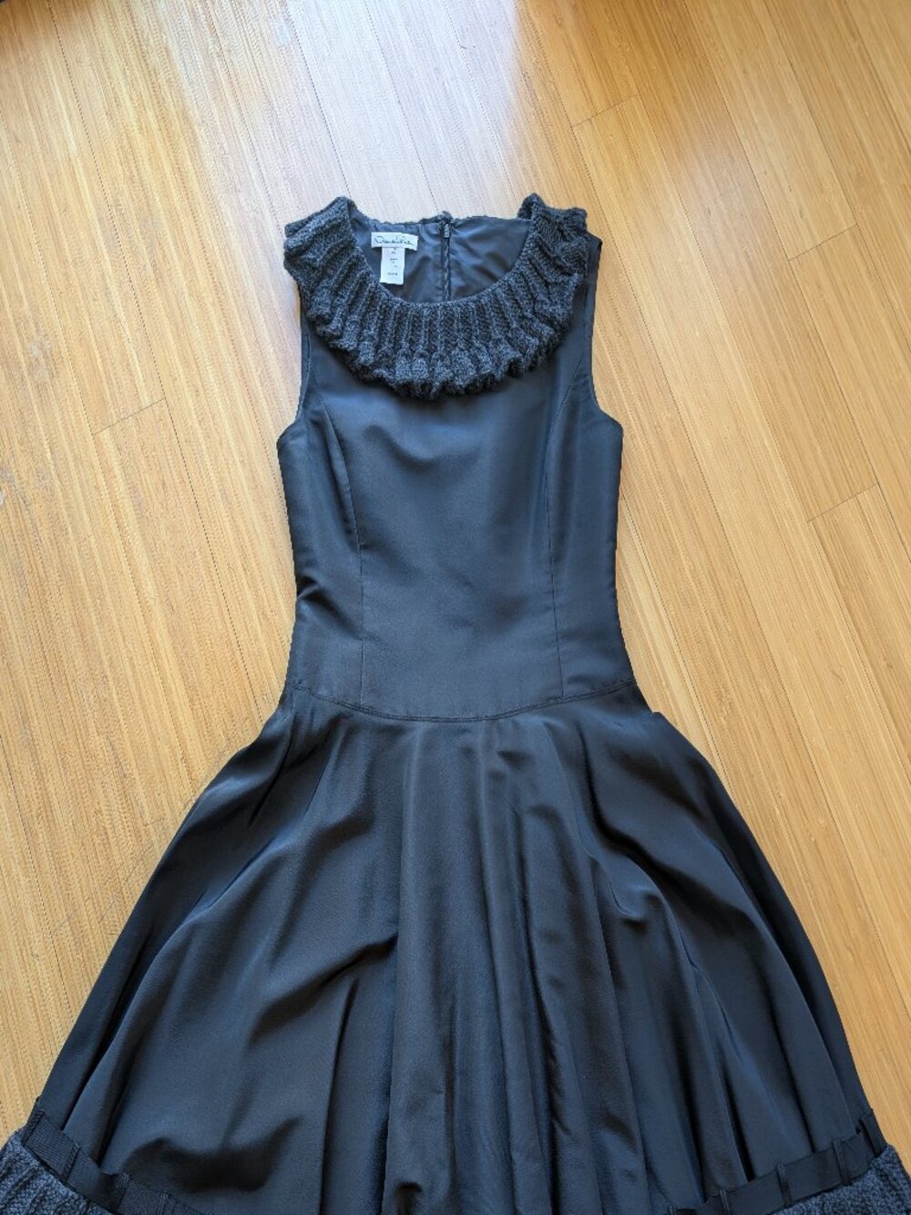Gorgeous Vintage Oscar de la Renta silk LBD, sz 6